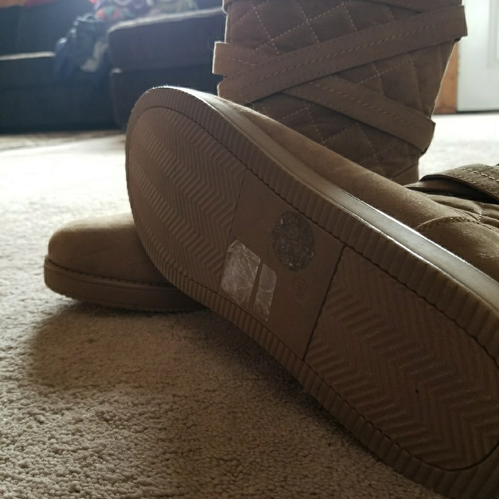 Khaki Guess fur boots